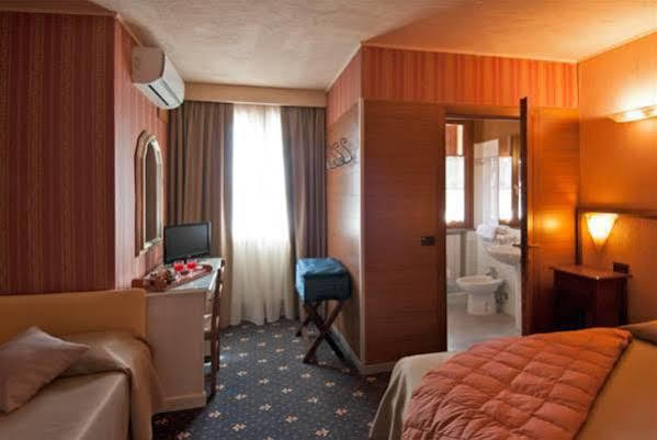Holiday Rooms Antica Badia 볼테라 외부 사진